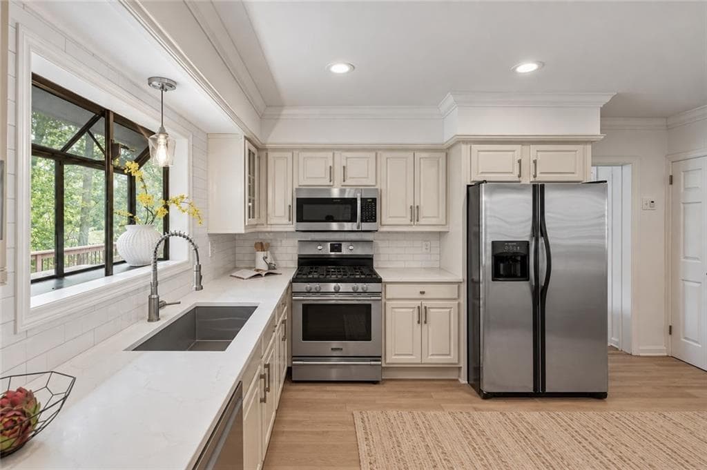 5 bedroom, 3 bathroom, 2,600 sq ft single family residence for sale at 4341 Peachtree Dunwoody Road, Atlanta, GA 30342 — photo 10
