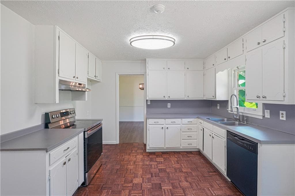 4 bedroom, 3 bathroom, 2,141 sq ft single family residence for sale at 5265 Corinth Circle, Stone Mountain, GA 30087 — photo 2