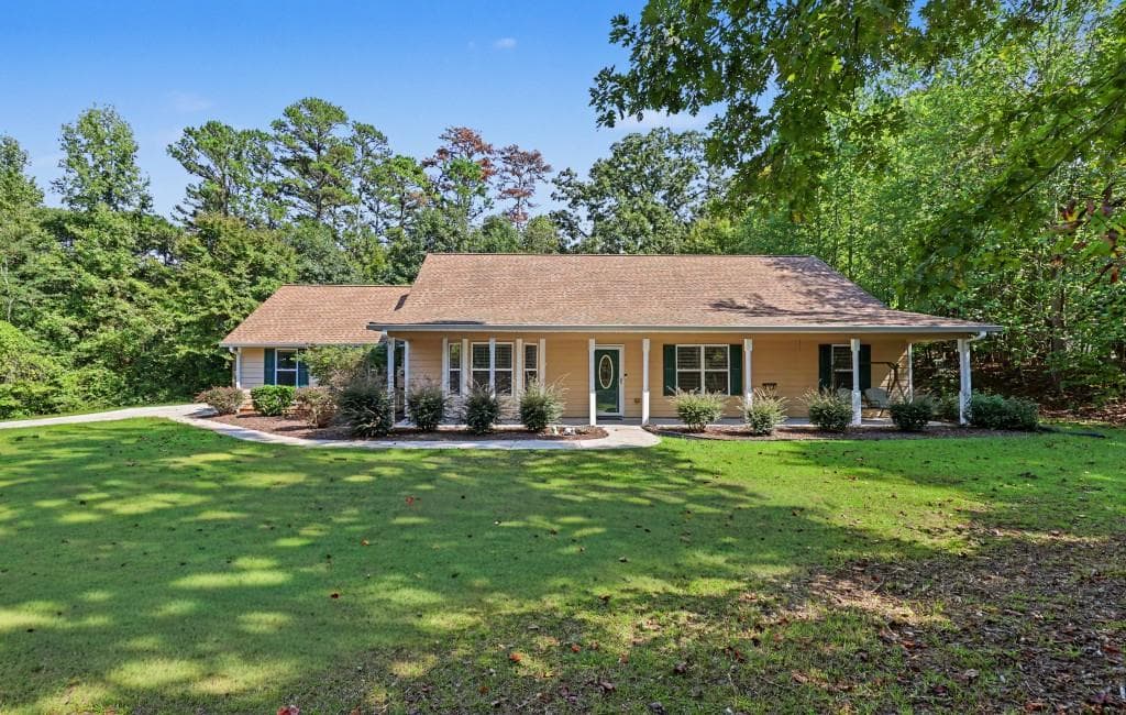 3 bedroom, 2 bathroom, 1,632 sq ft single family residence for sale at 129 Buckeye Point, Commerce, GA 30530 — photo 2