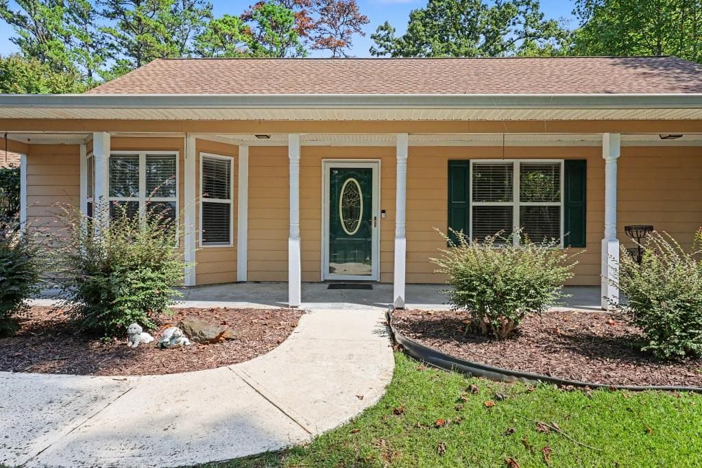 3 bedroom, 2 bathroom, 1,632 sq ft single family residence for sale at 129 Buckeye Point, Commerce, GA 30530 — photo 4