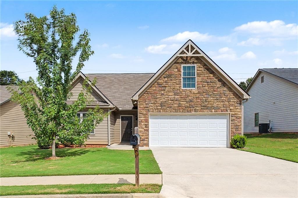4 bedroom, 4 bathroom, 2,139 sq ft single family residence for sale at 123 W Lexington Avenue, Griffin, GA 30223