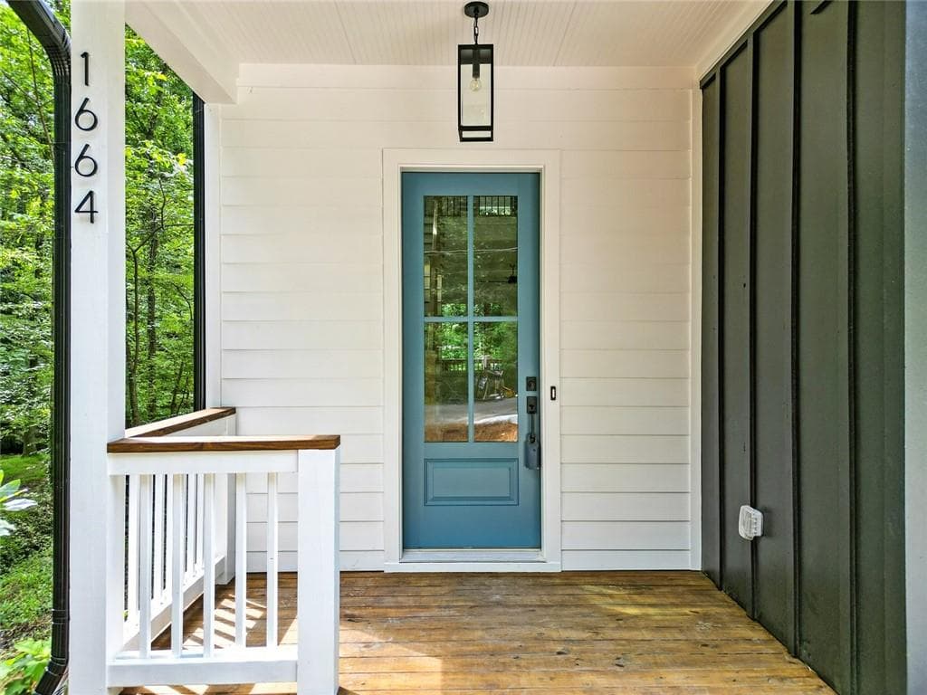3 bedroom, 3 bathroom, 2,066 sq ft single family residence for sale at 1673 Crestridge Drive, Marietta, GA 30067 — photo 3