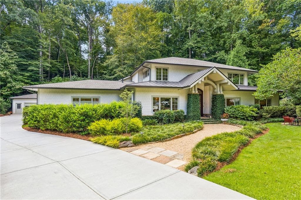 5 bedroom, 6 bathroom, 5,604 sq ft single family residence for sale at 544 Hollydale Court, Atlanta, GA 30342 — photo 2