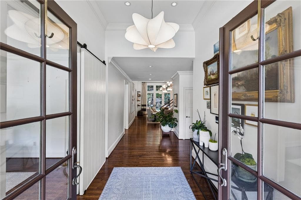 5 bedroom, 6 bathroom, 5,604 sq ft single family residence for sale at 544 Hollydale Court, Atlanta, GA 30342 — photo 3