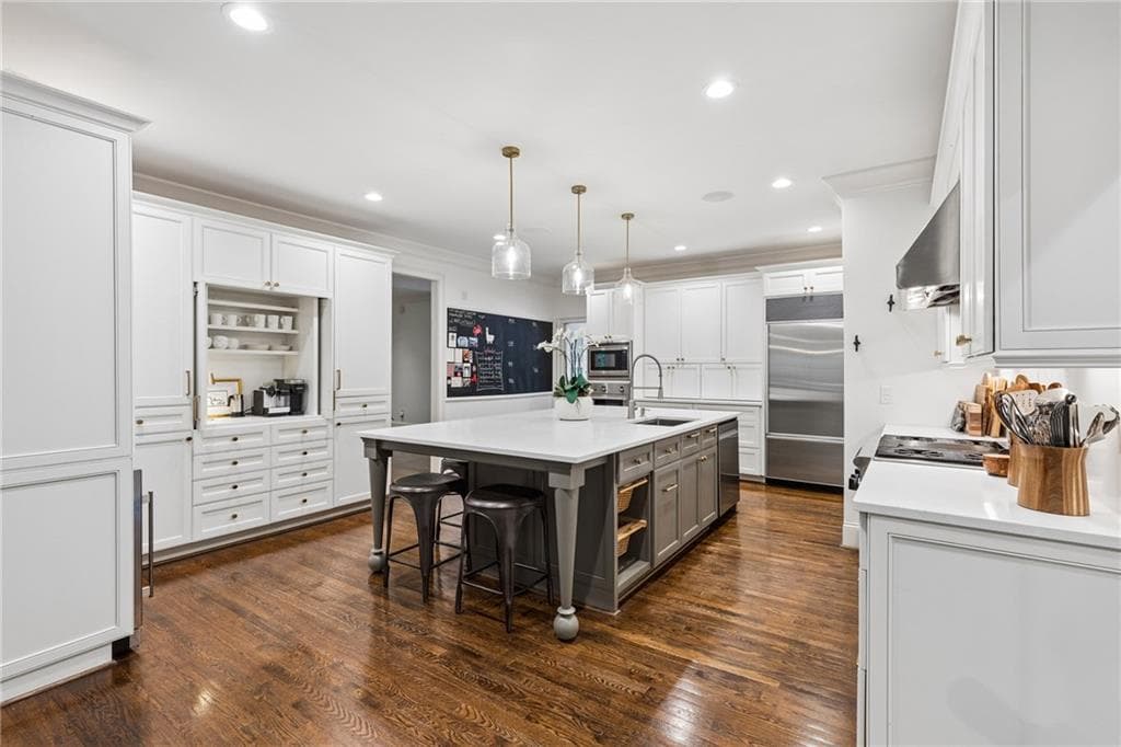 5 bedroom, 6 bathroom, 5,604 sq ft single family residence for sale at 544 Hollydale Court, Atlanta, GA 30342 — photo 10