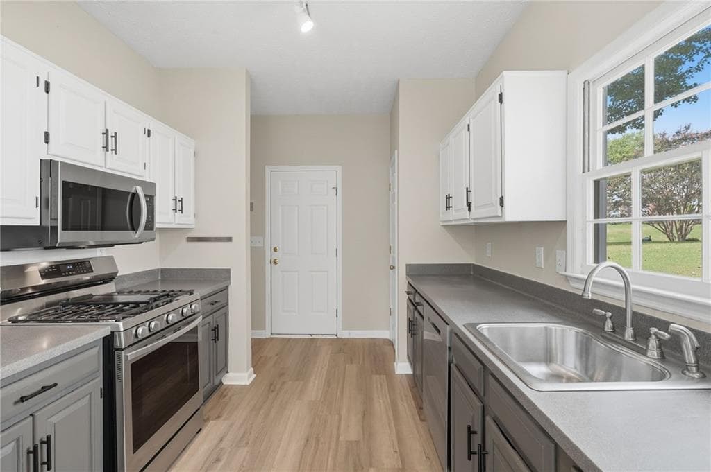 3 bedroom, 2 bathroom, 1,674 sq ft single family residence for sale at 120 Pinion Lane, Johns Creek, GA 30005 — photo 7