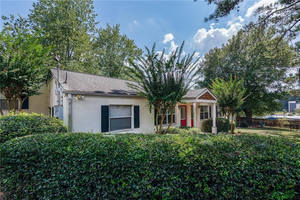 2 bedroom, 1 bathroom, 702 sq ft condominium for sale at 1515 Stone Gate Lane, Atlanta, GA 30317 — photo 3
