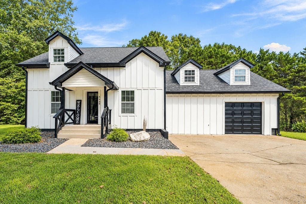 3 bedroom, 3 bathroom, 1,176 sq ft single family residence for sale at 6488 Nebo Road, Hiram, GA 30141