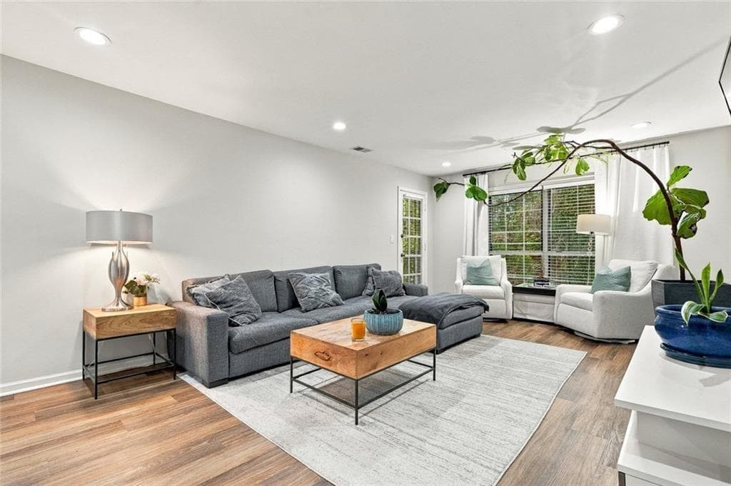 3 bedroom, 2 bathroom, 1,469 sq ft condominium for sale at 6851 Roswell Road Q-15, Sandy Springs, GA 30328 — photo 3