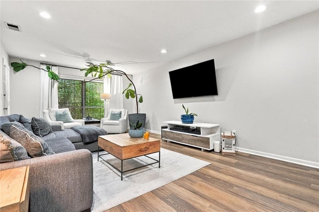 3 bedroom, 2 bathroom, 1,469 sq ft condominium for sale at 6851 Roswell Road Q-15, Sandy Springs, GA 30328 — photo 4