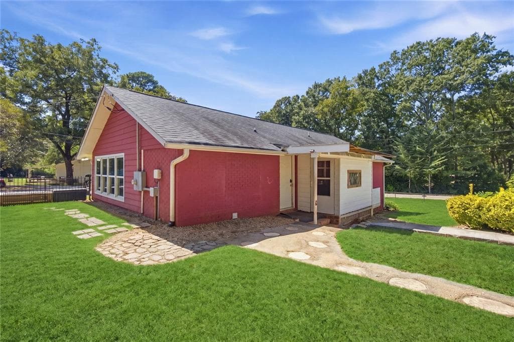 5 bedroom, 2 bathroom, 2,047 sq ft single family residence for sale at 116 Smith Street, Locust Grove, GA 30248 — photo 2
