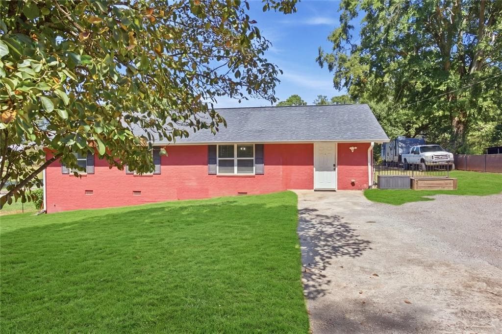 5 bedroom, 2 bathroom, 2,047 sq ft single family residence for sale at 116 Smith Street, Locust Grove, GA 30248 — photo 3