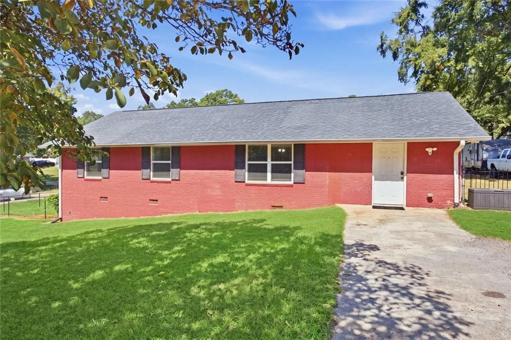 5 bedroom, 2 bathroom, 2,047 sq ft single family residence for sale at 116 Smith Street, Locust Grove, GA 30248 — photo 4