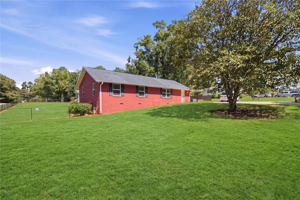5 bedroom, 2 bathroom, 2,047 sq ft single family residence for sale at 116 Smith Street, Locust Grove, GA 30248 — photo 5