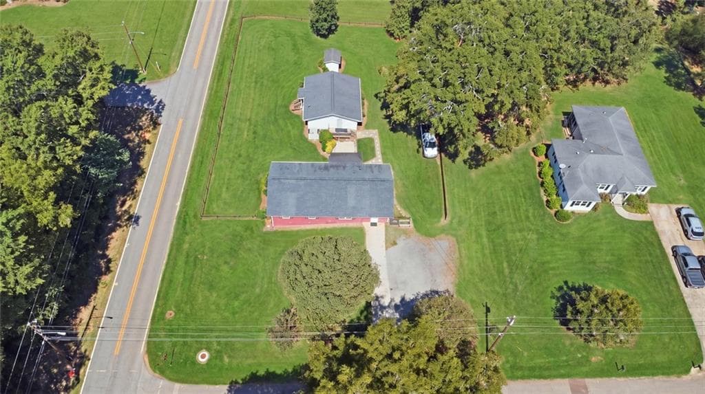 5 bedroom, 2 bathroom, 2,047 sq ft single family residence for sale at 116 Smith Street, Locust Grove, GA 30248 — photo 6