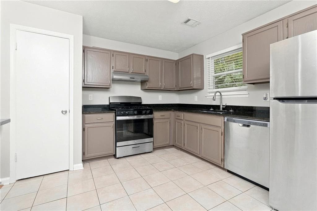 3 bedroom, 2 bathroom, 1,284 sq ft single family residence for rent at 917 Shiloh Ridge Run, Kennesaw, GA 30144 for $2,030 a month — photo 3