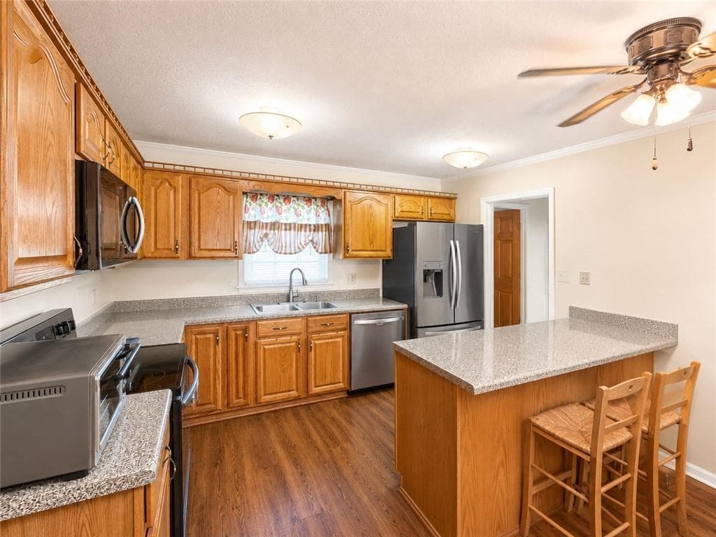 4 bedroom, 3 bathroom, 1,861 sq ft single family residence for sale at 3511 W Surrey Road, Albany, GA 31721 — photo 3