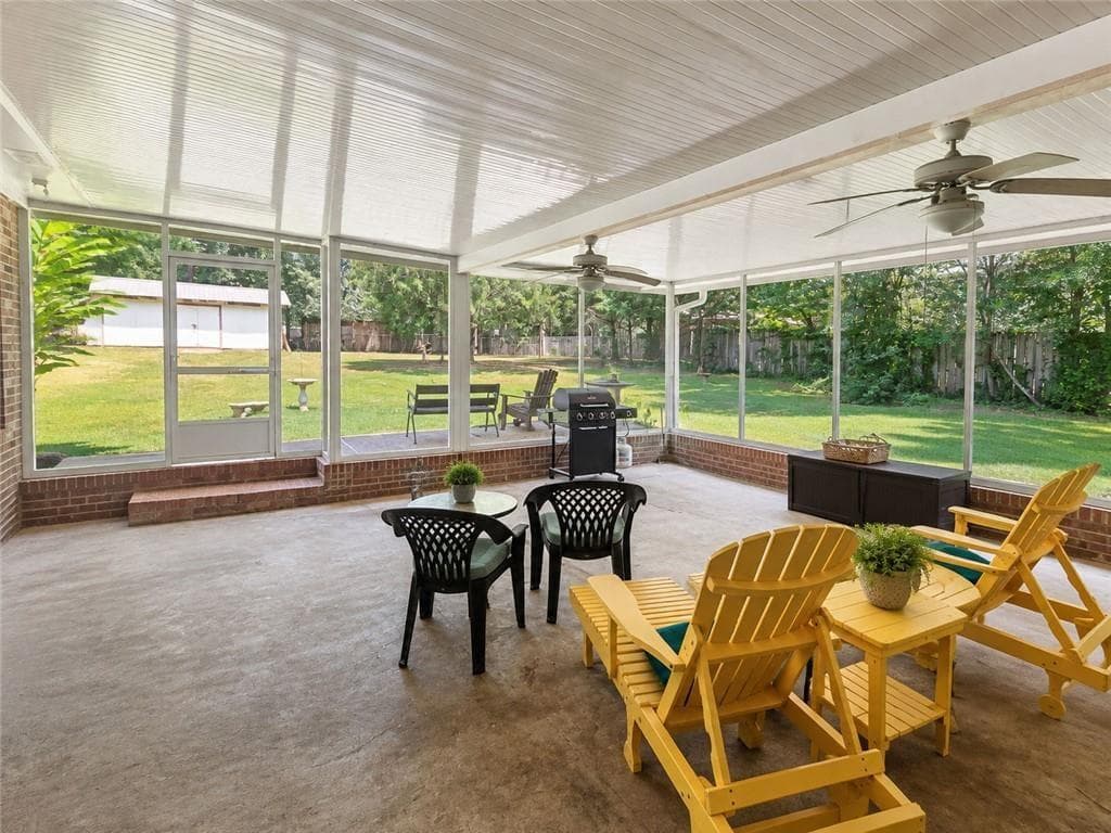 4 bedroom, 3 bathroom, 1,861 sq ft single family residence for sale at 3511 W Surrey Road, Albany, GA 31721 — photo 5