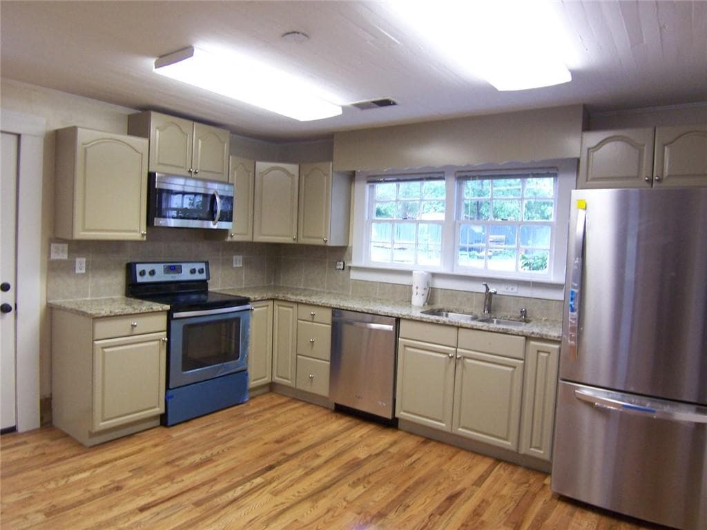 2 bedroom, 2 bathroom, 1,512 sq ft single family residence for rent at 115 King Street, Roswell, GA 30075 for $2,350 a month — photo 4