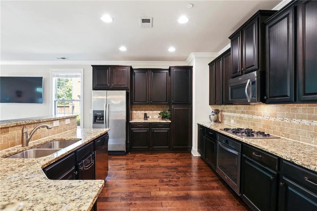 3 bedroom, 3 bathroom, 2,210 sq ft townhouse for sale at 7540 Glisten Avenue, Sandy Springs, GA 30328 — photo 4