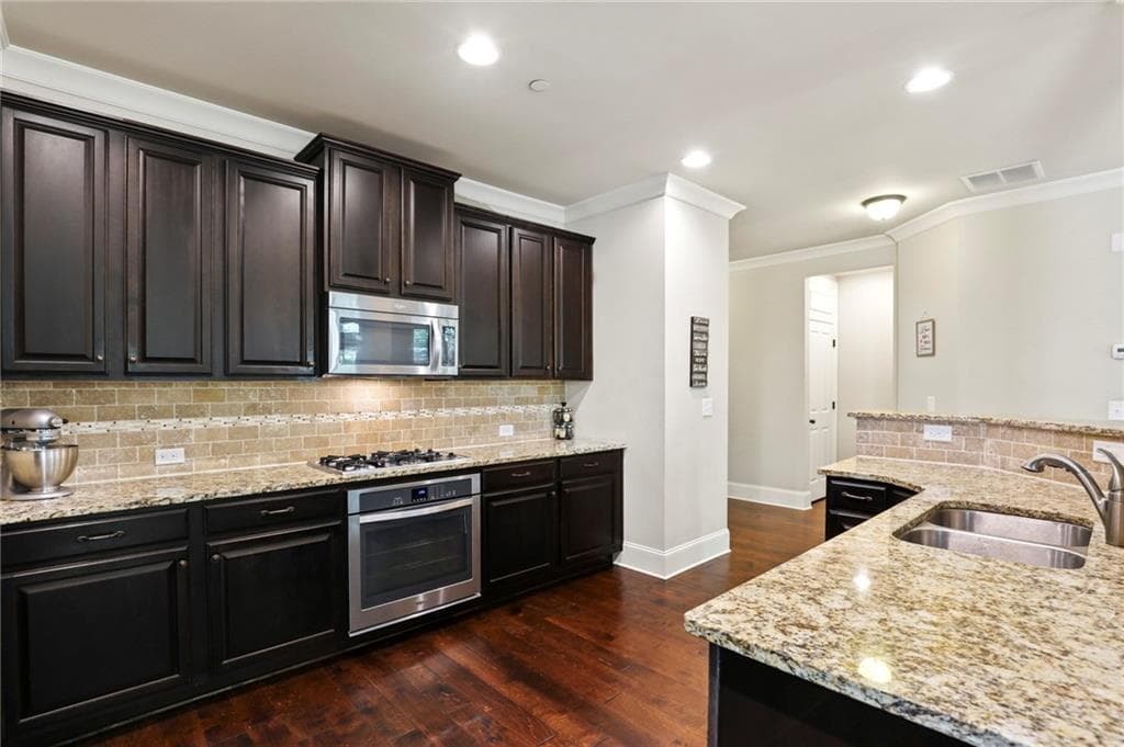 3 bedroom, 3 bathroom, 2,210 sq ft townhouse for sale at 7540 Glisten Avenue, Sandy Springs, GA 30328 — photo 5