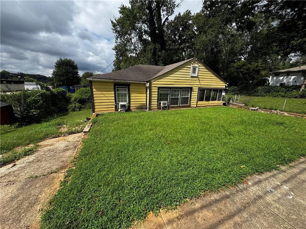 2 bedroom, 1 bathroom, 1,047 sq ft single family residence for sale at 1181 Windsor Street, Atlanta, GA 30310