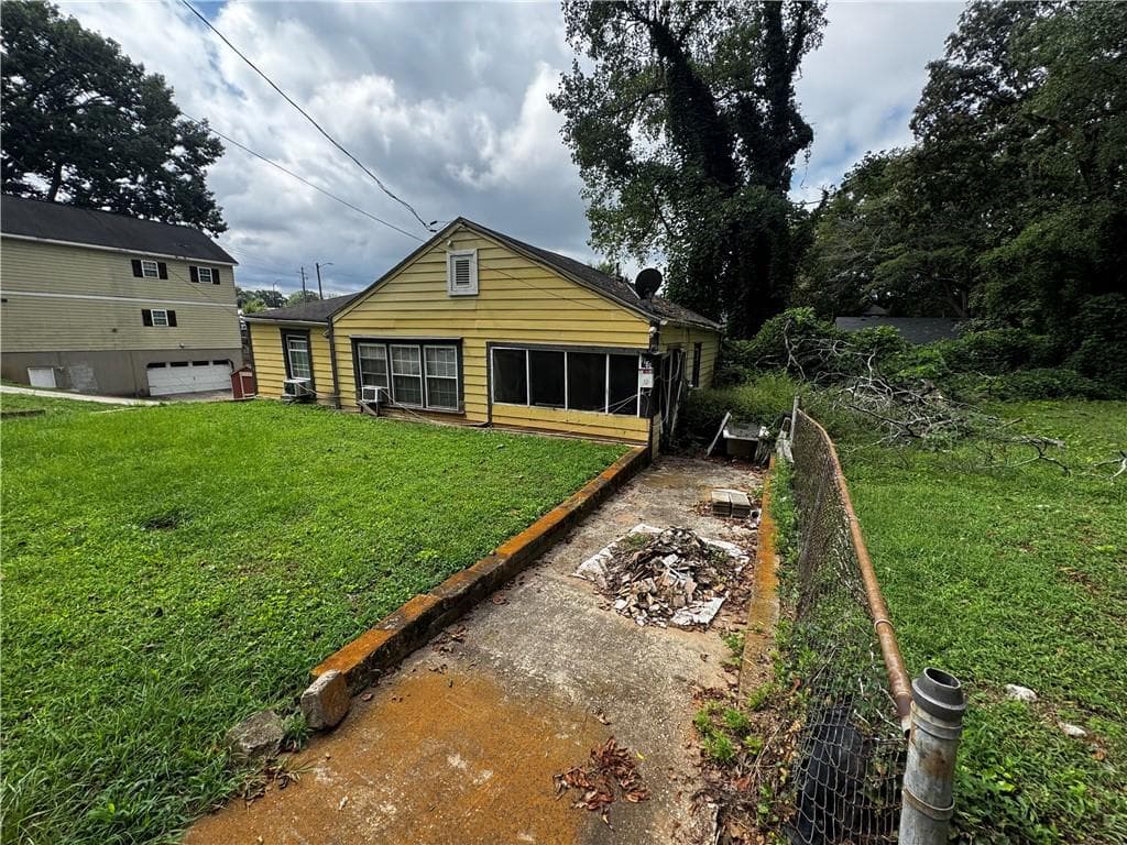 2 bedroom, 1 bathroom, 1,047 sq ft single family residence for sale at 1181 Windsor Street, Atlanta, GA 30310 — photo 2