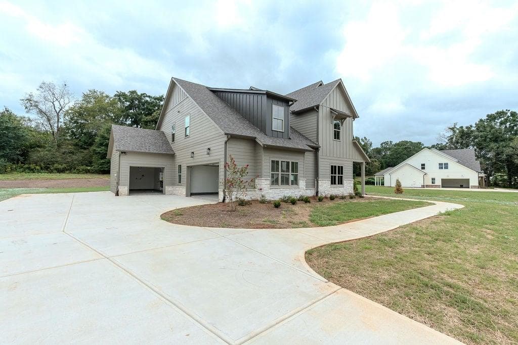 4 bedroom, 4 bathroom, 3,275 sq ft single family residence for sale at 362 Races Road, Hoschton, GA 30548 — photo 2