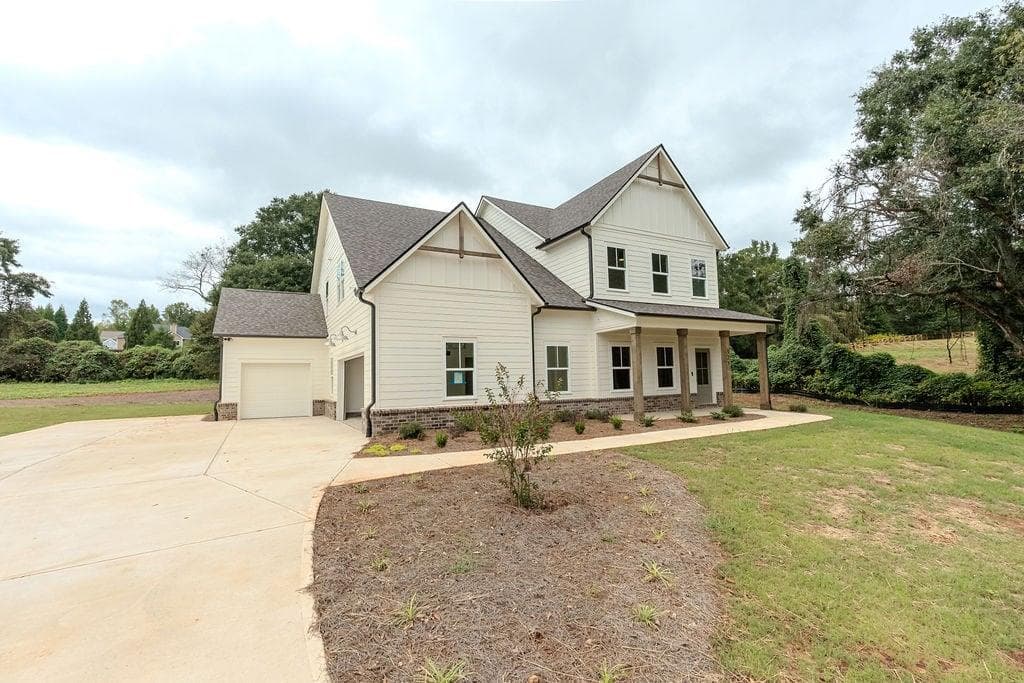 4 bedroom, 4 bathroom, 3,331 sq ft single family residence for sale at 328 Races Road, Hoschton, GA 30548 — photo 2