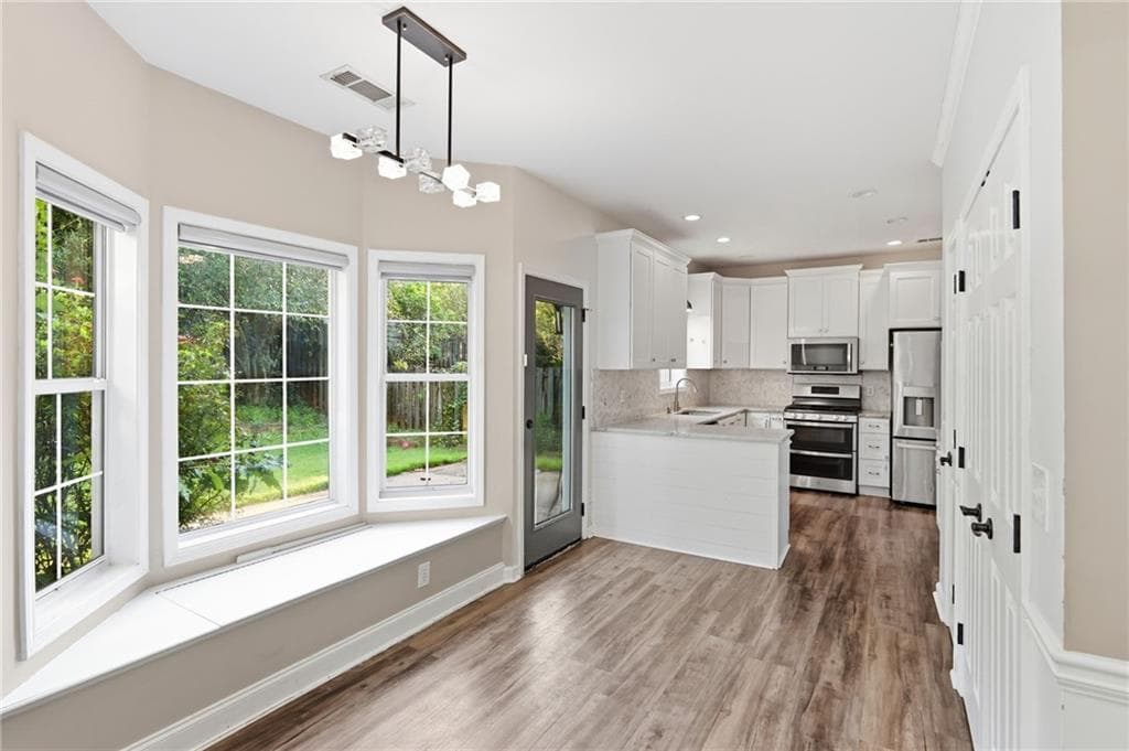 3 bedroom, 3 bathroom, 2,096 sq ft single family residence for sale at 302 Highland Court, Woodstock, GA 30188 — photo 9