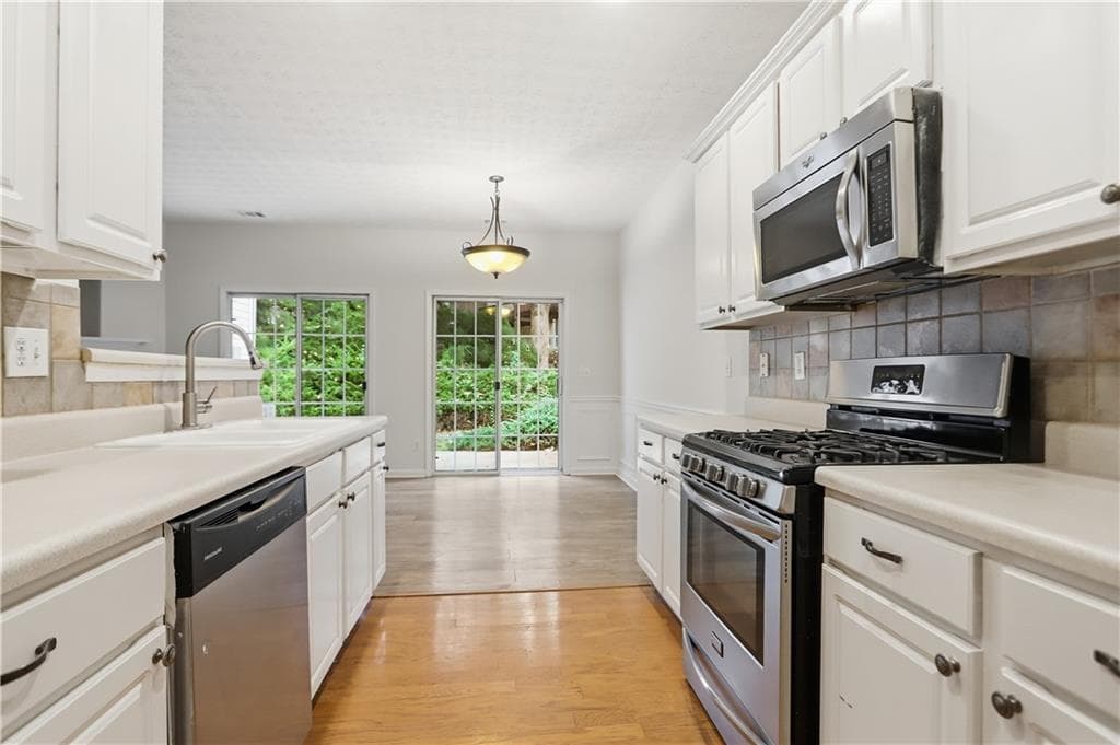 3 bedroom, 3 bathroom, 1,596 sq ft townhouse for sale at 3622 Lantern Crest Cove, Scottdale, GA 30079 — photo 8