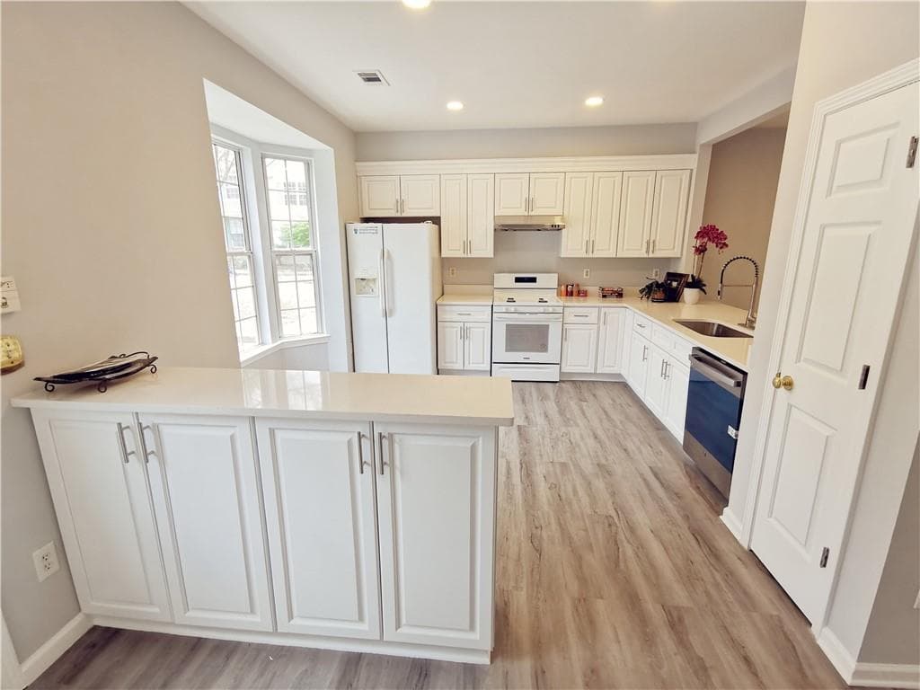 3 bedroom, 3 bathroom, 1,316 sq ft townhouse for rent at 4645 Valais Court 125, Alpharetta, GA 30022 for $2,100 a month — photo 3