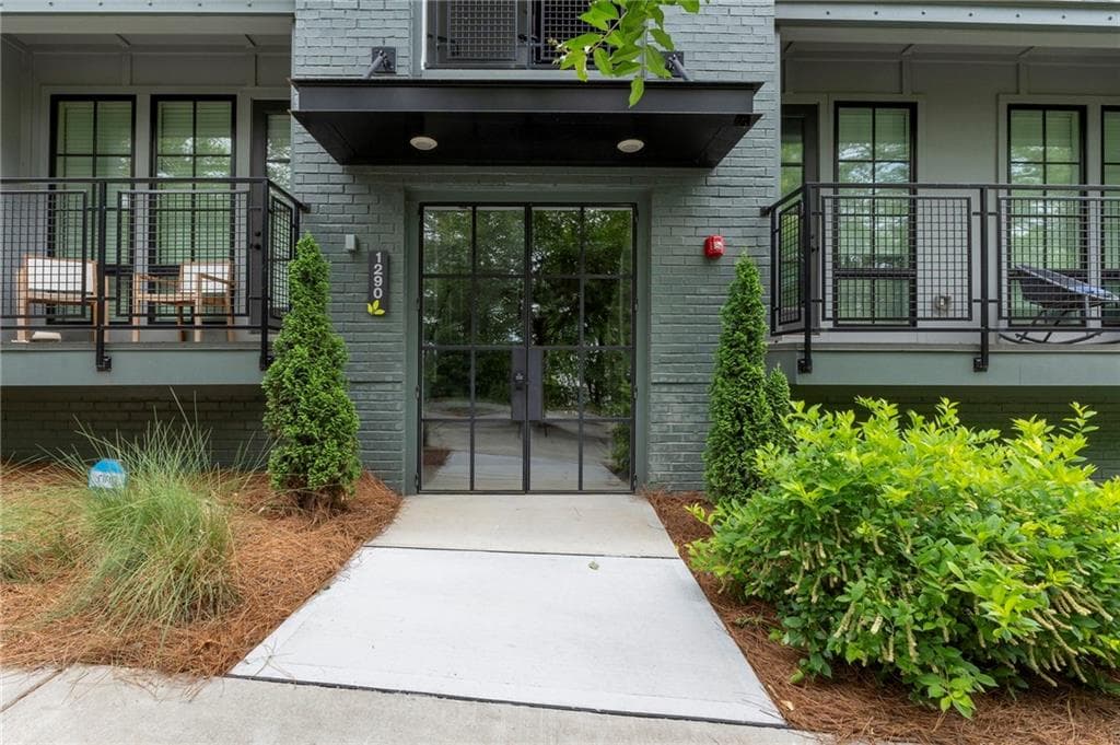 2 bedroom, 2 bathroom, 921 sq ft condominium for sale at 1290 Longreen Terr NW 2, Atlanta, GA 30318 — photo 2