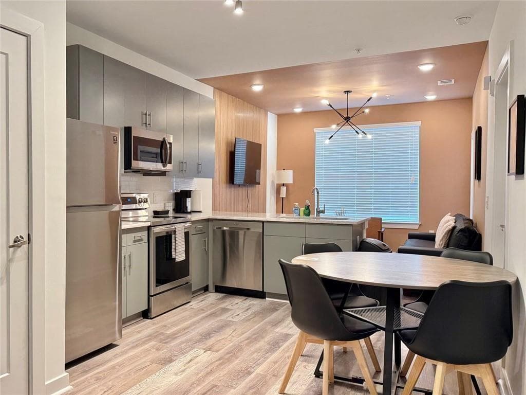 1 bedroom, 1 bathroom, 657 sq ft condominium for sale at 525 Parkway Drive 108, Atlanta, GA 30308 — photo 1 of 15