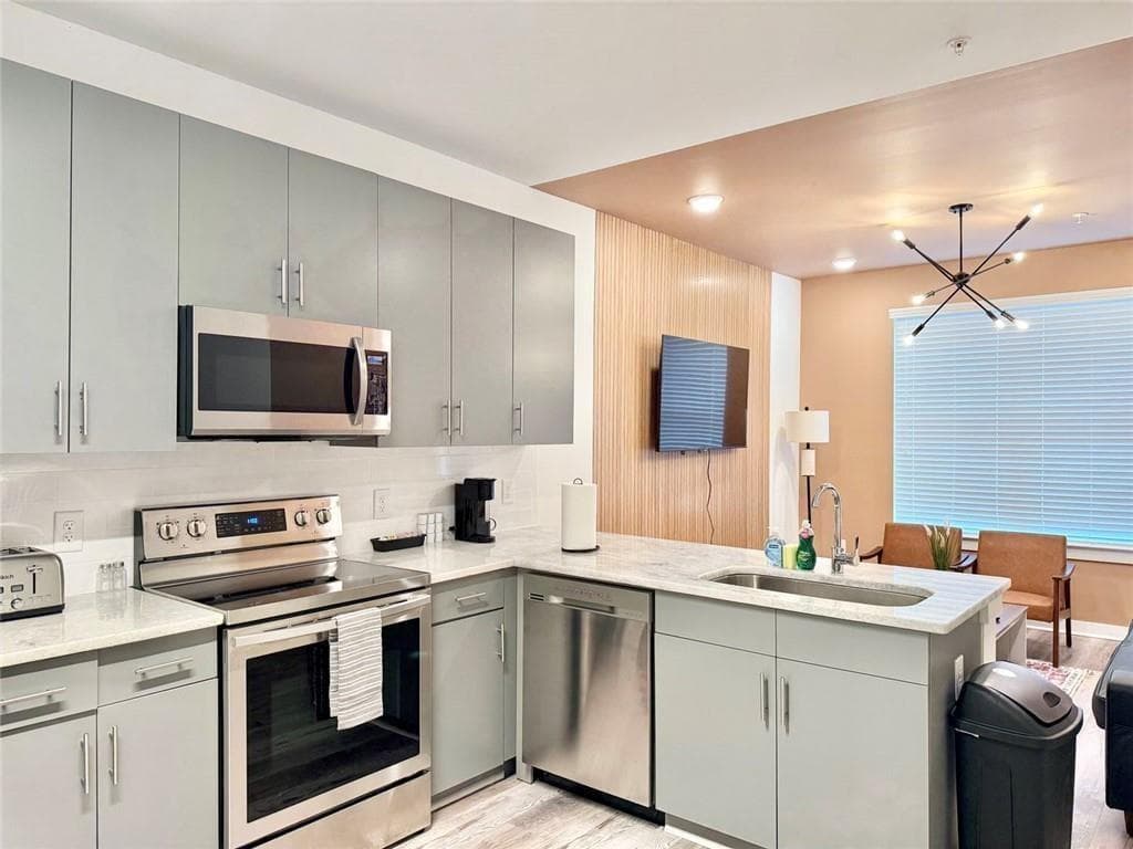 1 bedroom, 1 bathroom, 657 sq ft condominium for sale at 525 Parkway Drive 108, Atlanta, GA 30308 — photo 2