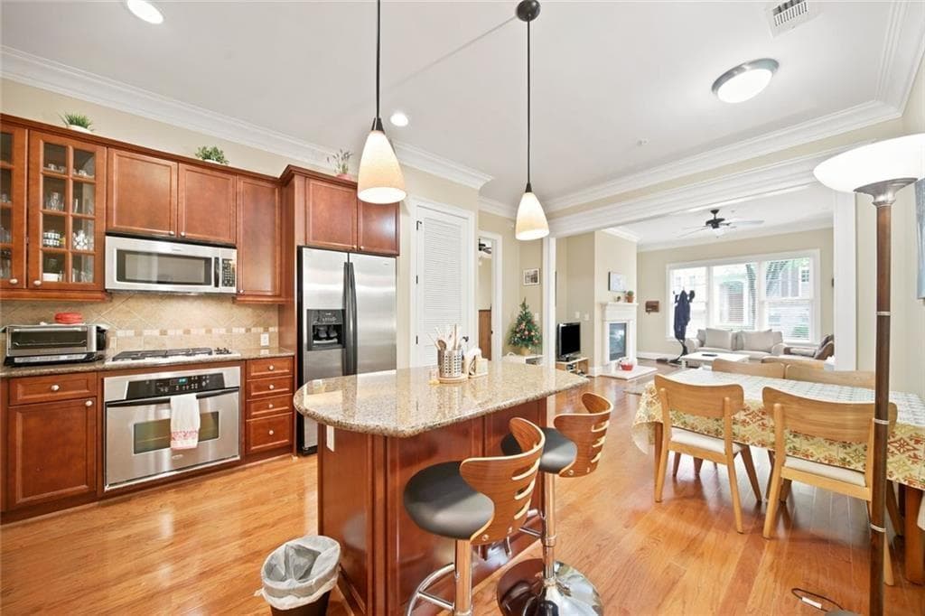 2 bedroom, 2 bathroom, 1,257 sq ft condominium for sale at 3635 E Paces Circle 1114, Atlanta, GA 30326 — photo 1 of 21