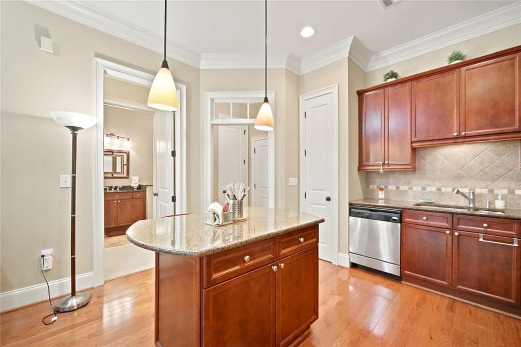 2 bedroom, 2 bathroom, 1,257 sq ft condominium for sale at 3635 E Paces Circle 1114, Atlanta, GA 30326 — photo 8