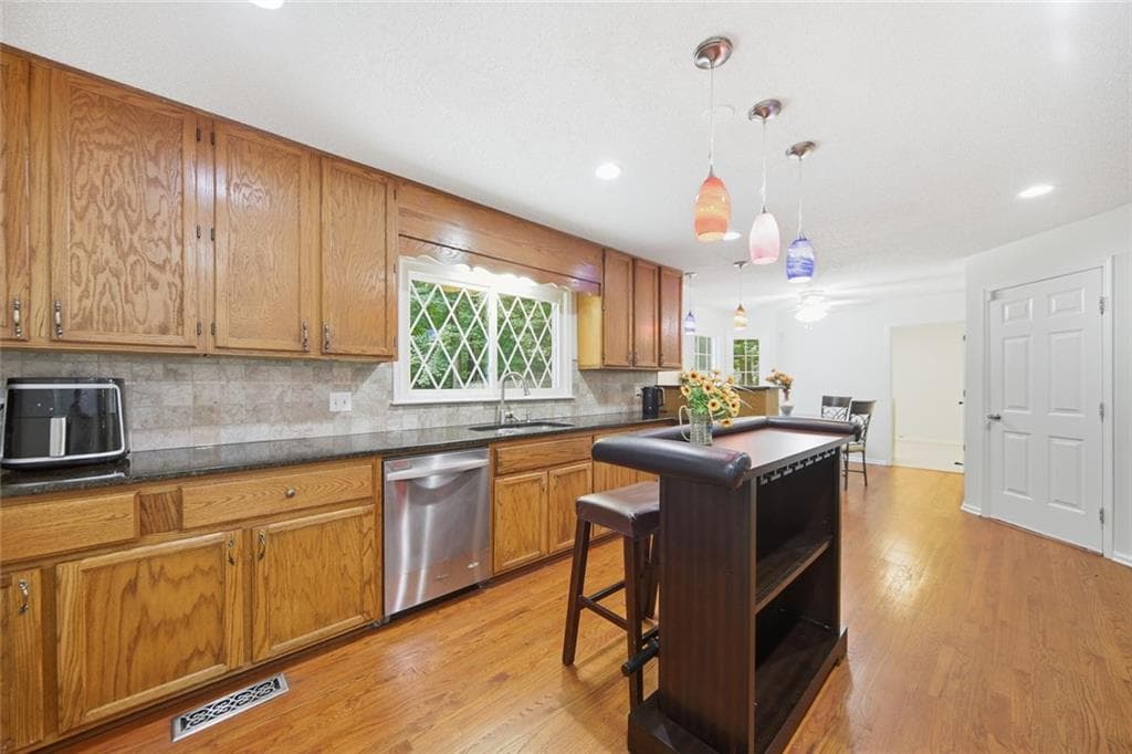 4 bedroom, 3 bathroom, 2,749 sq ft single family residence for sale at 1875 Dovonshire Road, Marietta, GA 30064 — photo 6