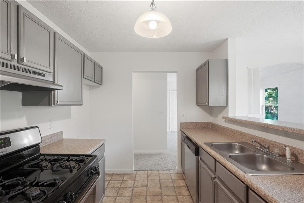 3 bedroom, 2 bathroom, 1,323 sq ft single family residence for sale at 1668 Oak Knoll Circle, Atlanta, GA 30315 — photo 2
