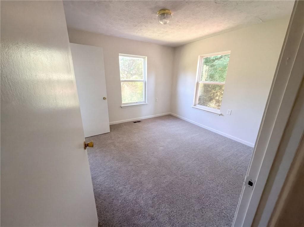 3 bedroom, 2 bathroom, 1,323 sq ft single family residence for sale at 1668 Oak Knoll Circle, Atlanta, GA 30315 — photo 4