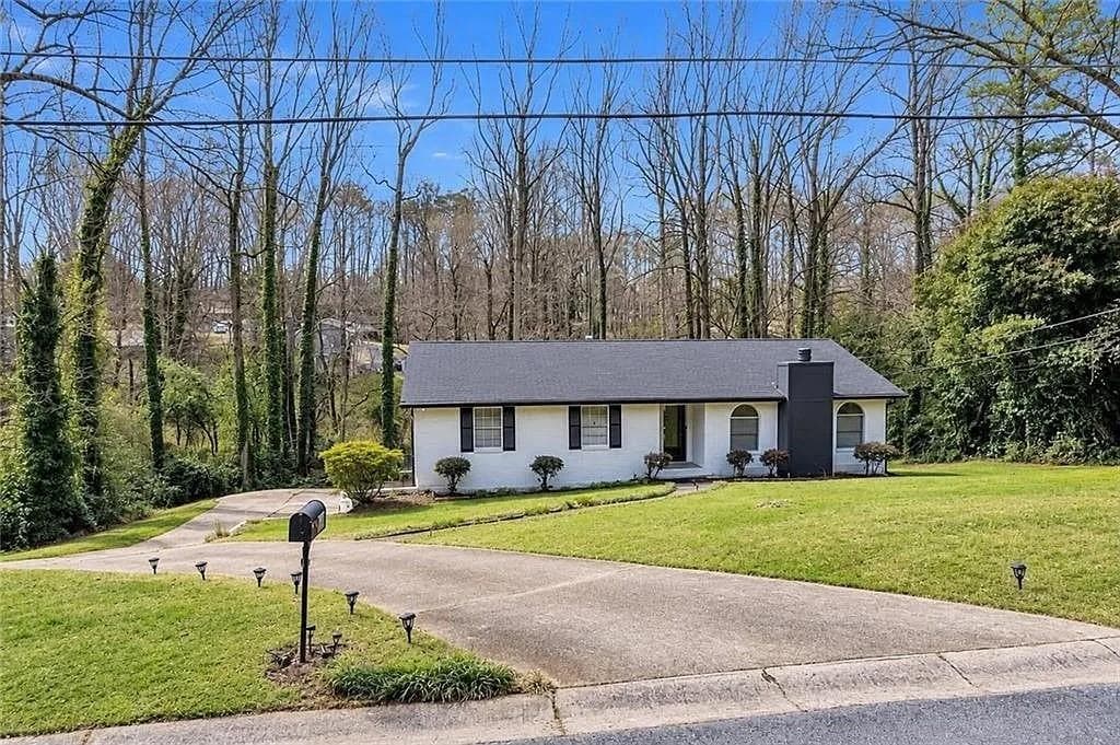 3 bedroom, 2 bathroom, 2,136 sq ft single family residence for sale at 611 Navarre Drive, Stone Mountain, GA 30087 — photo 2
