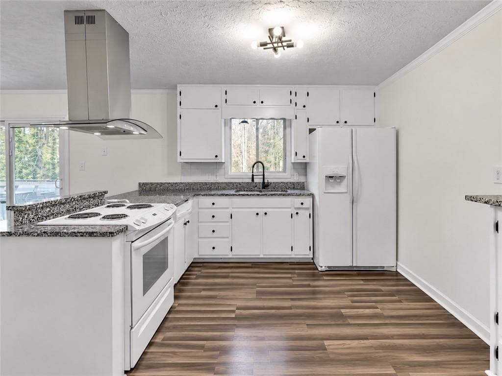3 bedroom, 2 bathroom, 2,136 sq ft single family residence for sale at 611 Navarre Drive, Stone Mountain, GA 30087 — photo 6