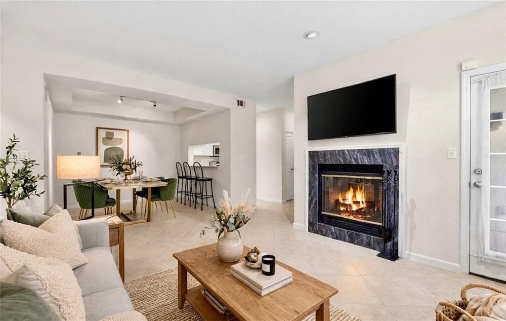 1 bedroom, 1 bathroom, 873 sq ft condominium for sale at 240 Renaissance Parkway 211, Atlanta, GA 30308 — photo 2