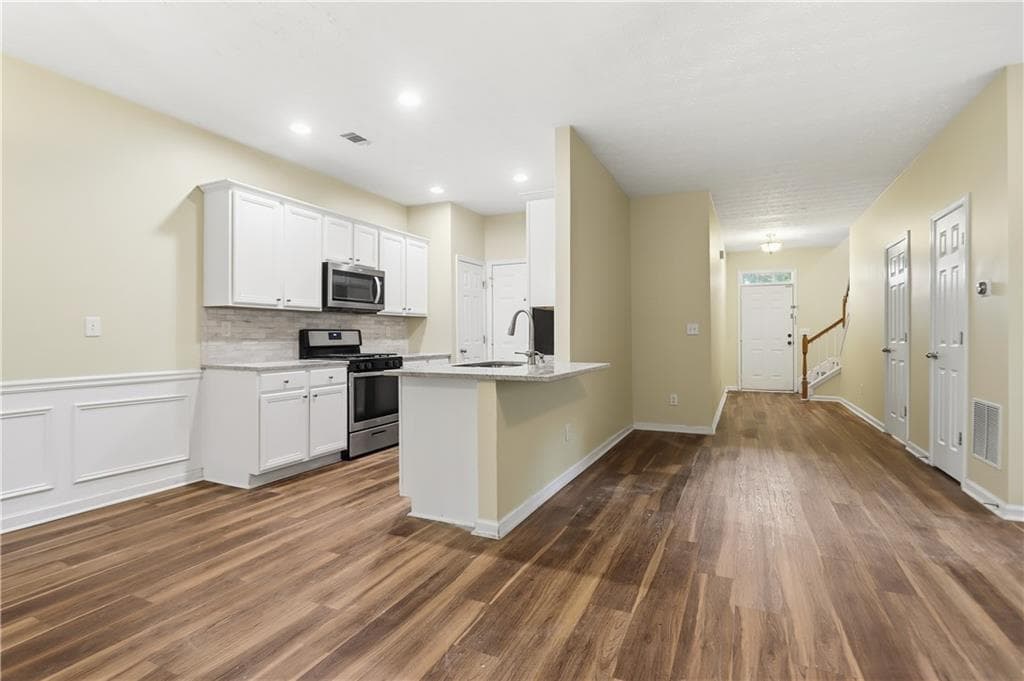3 bedroom, 3 bathroom, 1,596 sq ft townhouse for sale at 465 Lantern Wood Drive, Scottdale, GA 30079 — photo 2
