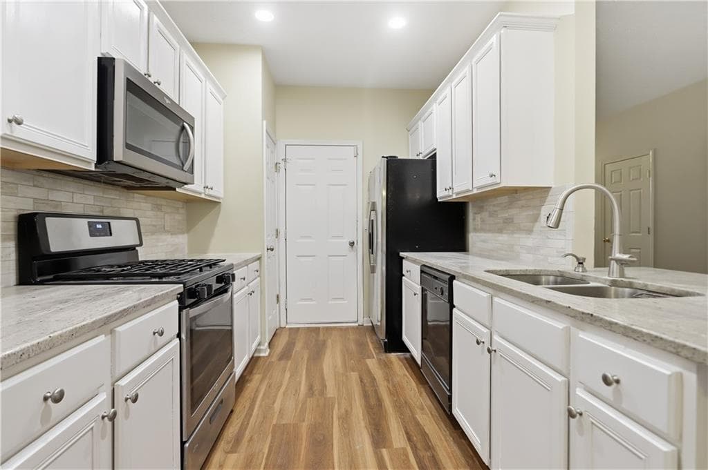 3 bedroom, 3 bathroom, 1,596 sq ft townhouse for sale at 465 Lantern Wood Drive, Scottdale, GA 30079 — photo 6