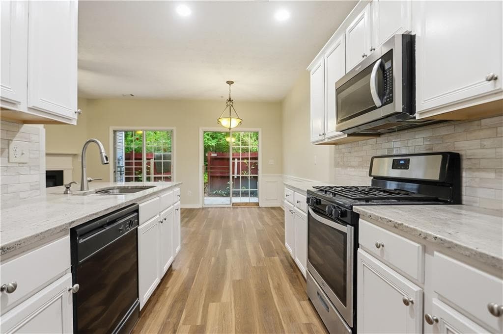 3 bedroom, 3 bathroom, 1,596 sq ft townhouse for sale at 465 Lantern Wood Drive, Scottdale, GA 30079 — photo 7
