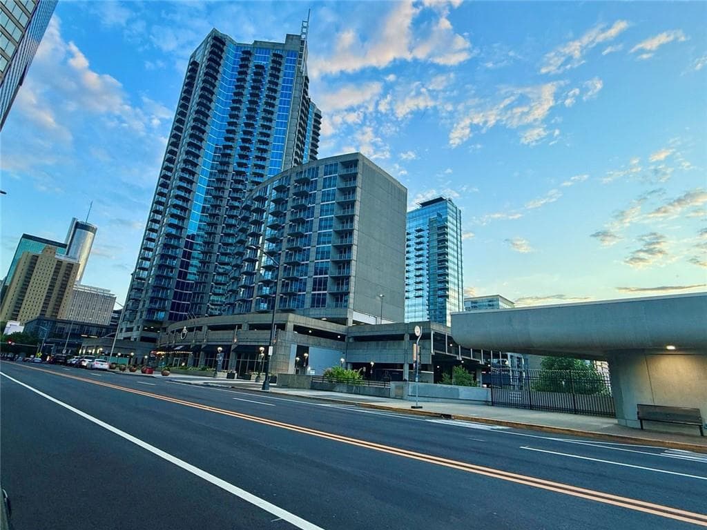 2 bedroom, 2 bathroom, 1,075 sq ft condominium for rent at 400 Peachtree Street 2006, Atlanta, GA 30308 for $2,690 a month — photo 3
