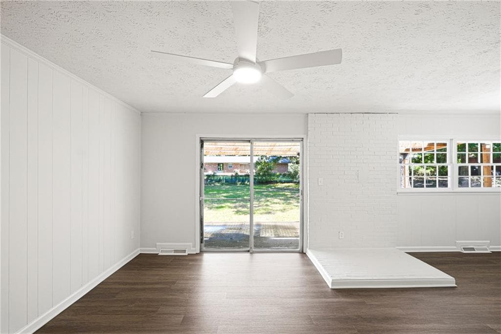 3 bedroom, 3 bathroom, 1,950 sq ft single family residence for sale at 30 Roberts Lane, Covington, GA 30014 — photo 3
