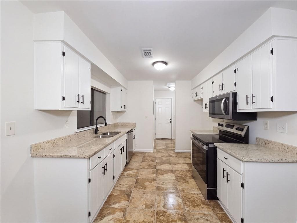 3 bedroom, 2 bathroom, 1,158 sq ft single family residence for sale at 3118 Caliente Lane, Rex, GA 30273 — photo 2