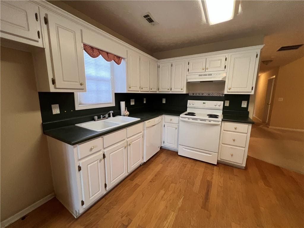 3 bedroom, 3 bathroom, 2,022 sq ft single family residence for sale at 3426 Salem Cove Trail, Conyers, GA 30013 — photo 6
